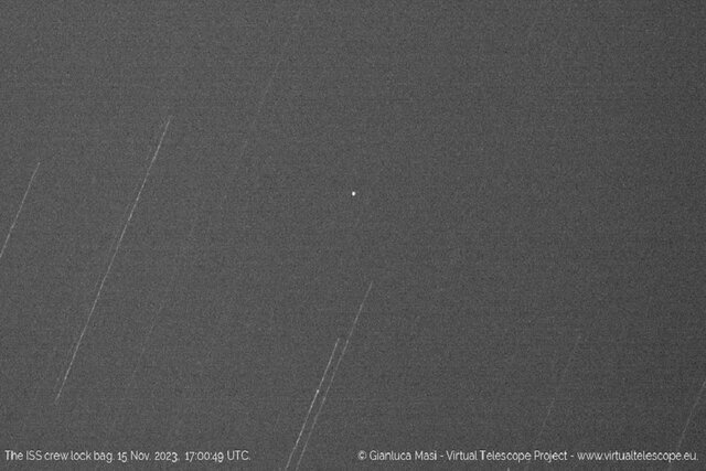 عکس | یک کیف گم شده در فضا پیدا شد