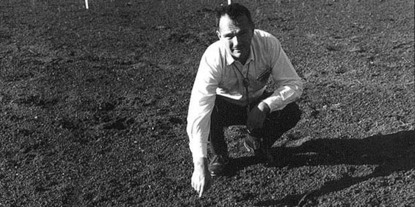 عکس | تنها انسانی که در ماه دفن شد