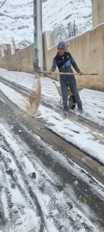 عکس | مردم تهران در حال برف روبی