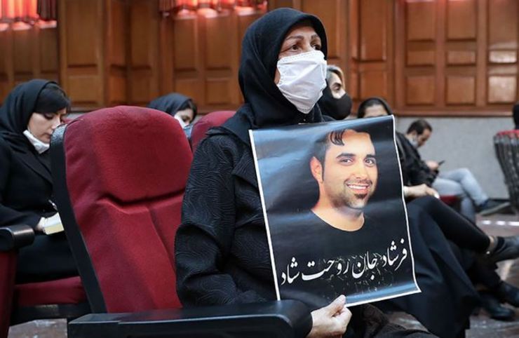 پشت پرده جنایی ساخت سنگ قبر با طرح آیفون ۱۵ در ایران