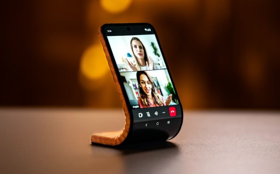 عکس | گوشی هوشمند موتورولا روی مچ دست بسته می‌شود