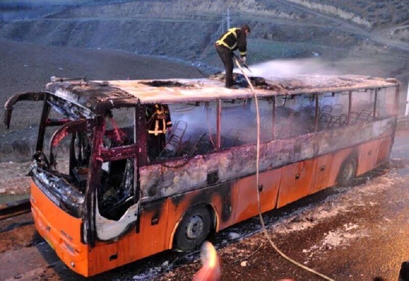 عکس | اتوبوس این تیم به‌طور کامل در آتش سوخت