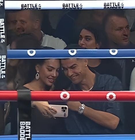 عکس | حرکت عاشقانه رونالدو و جورجینا در یک مراسم رسمی در عربستان عکس | حرکت عاشقانه رونالدو و جورجینا در یک مراسم رسمی در عربستان