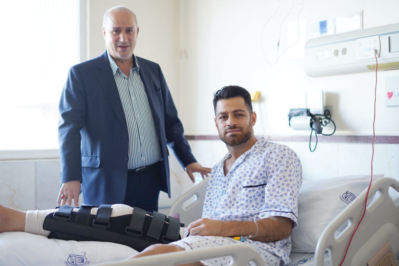 حضور فوتبالی‌ها در بیمارستان آتیه تهران | عیادت تاج از پورعلی گنجی + عکس