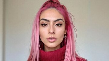 عکس | پشت‌پرده درآمد عجیب یک دختر غیرعادی از اینترنت