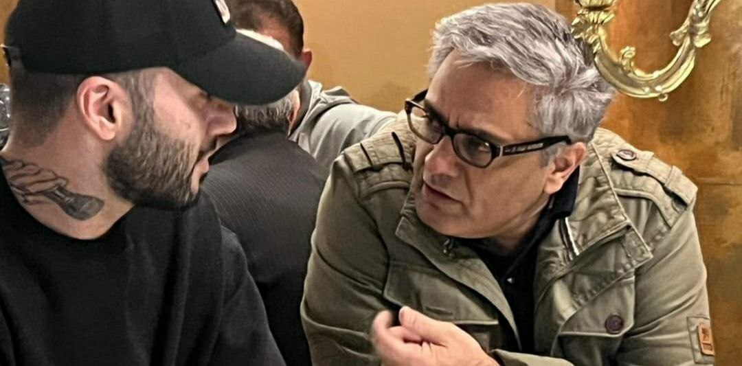 عکس | توماج صالحی پس از آزادی به مراسم چهلم مهرجویی رفت عکس | توماج صالحی پس از آزادی به مراسم چهلم مهرجویی رفت