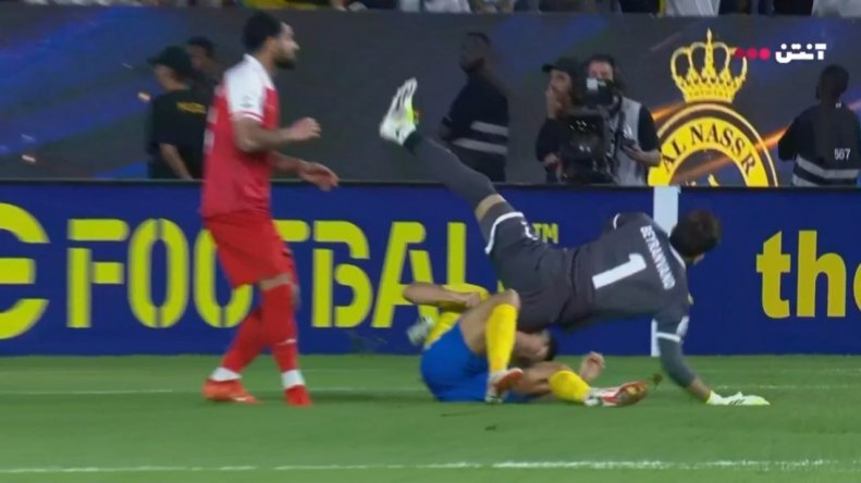 عکس | حمله بیرانوند به رونالدو!