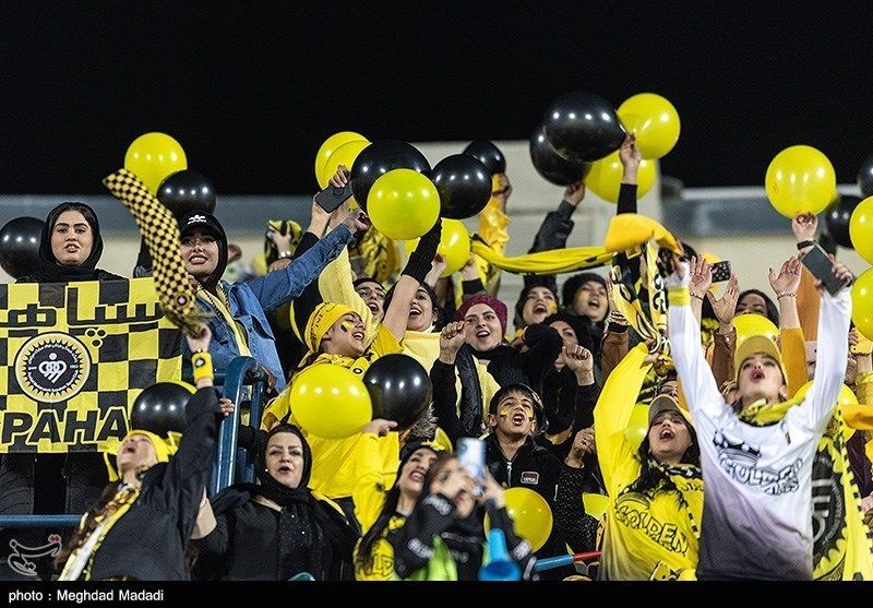 عکس | حضور متفاوت زنان در ورزشگاه نقش جهان