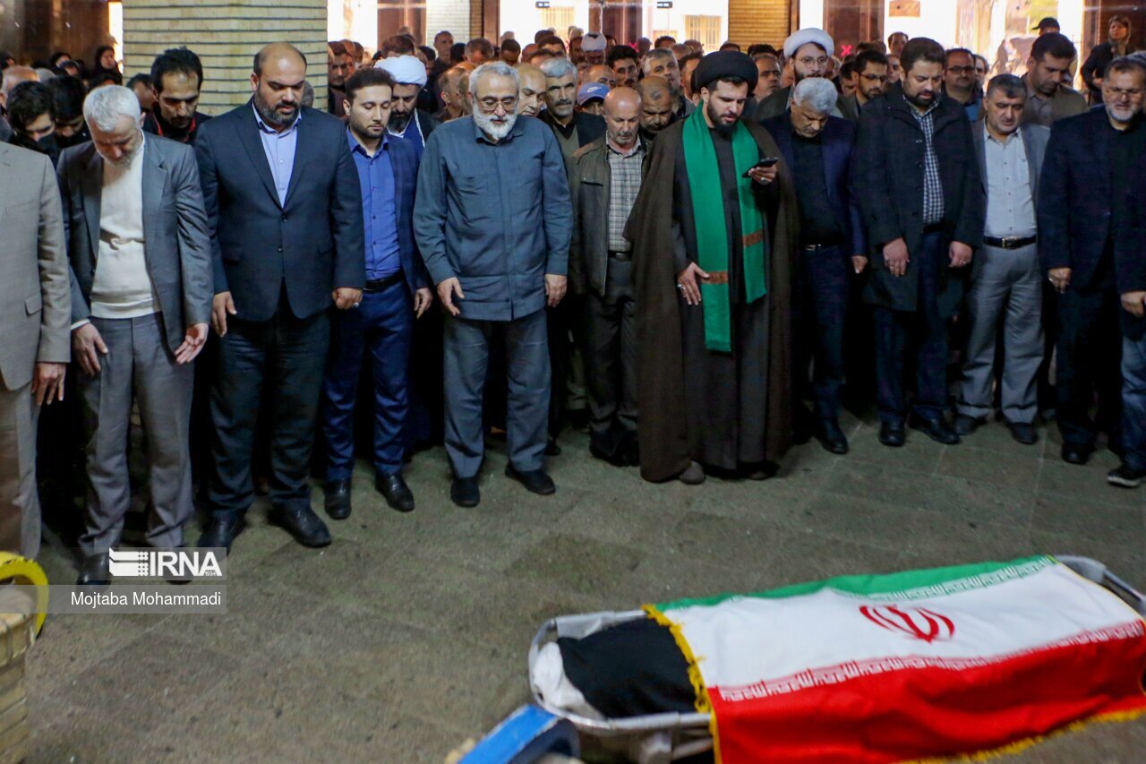 عکس | نماز میت خواندن این معمم برای پروانه معصومی جنجالآفرین شد عکس | نماز میت خواندن این معمم برای پروانه معصومی جنجالآفرین شد