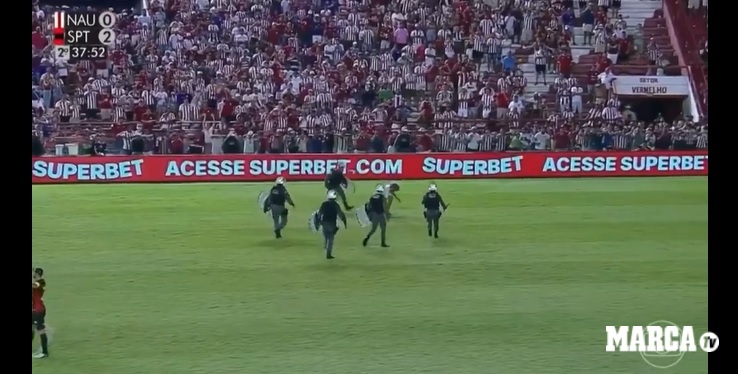 لحظه باورنکردنی | کشیدن موادمخدر در وسط زمین چمن و هنگام بازی + عکس