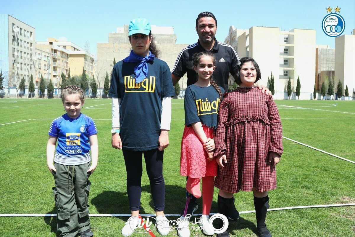 عکس| هدیه نکونام و بازیکنان استقلال به مهمانان ویژه