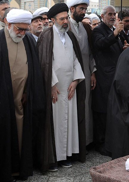 عکس | عادت خاص فرزند رهبر انقلاب برای پیاده‌روی