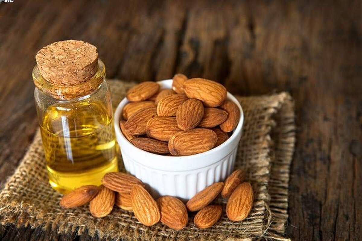 آنچه باید از خواص شگفت انگیز روغن بادام بدانید