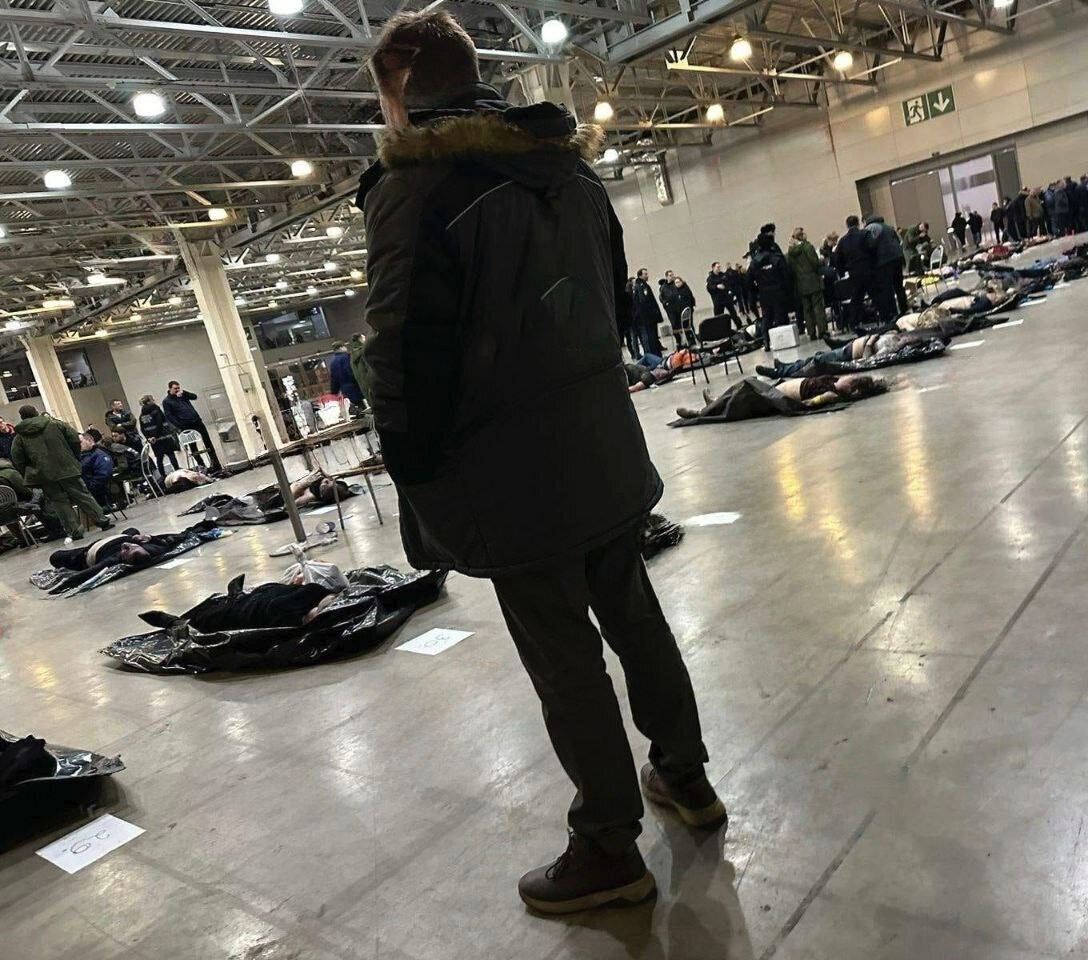 عکس | تصویری وحشتناک قربانبان حمله تروریستی شب گذشته / شناسایی اجساد ادامه داد