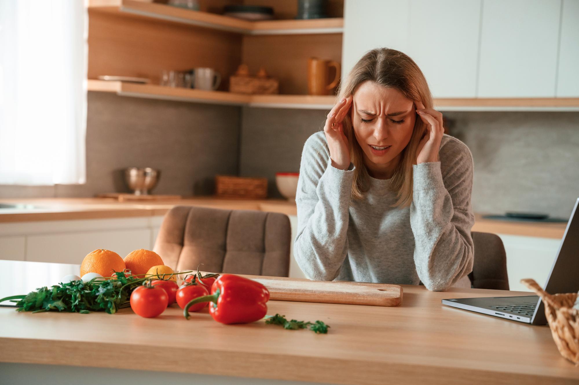 7 ماده غذایی که سردرد میگرنی را بدتر می کند 7 ماده غذایی که سردرد میگرنی را بدتر می کند