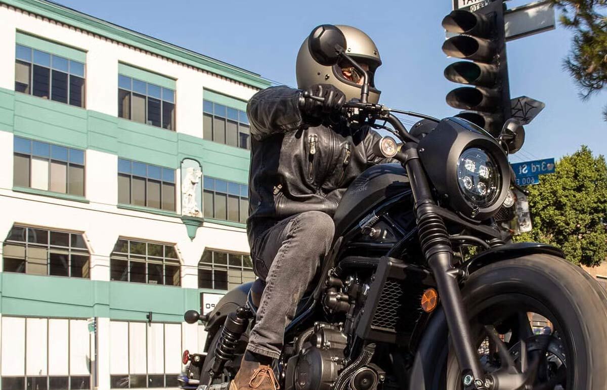 بدون این تجهیزات ایمنی، شروع به یادگیری موتورسواری نکنید