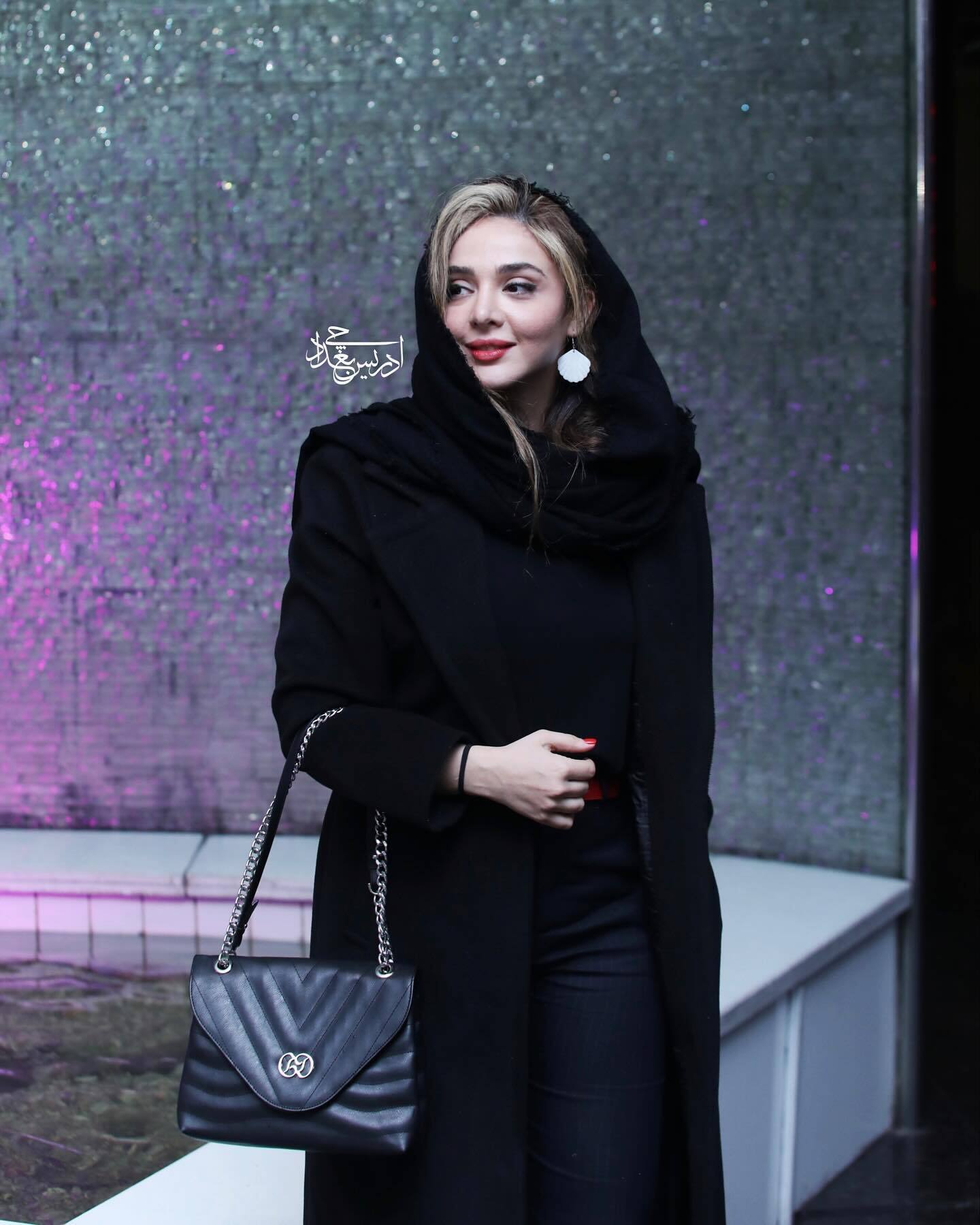 عکس | المیرا دهقانی با این تیپ و استایل شیک و مشکی دلبری کرد!