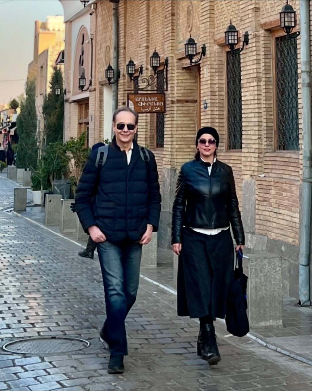 عکس | غزل شاکری و همسرش؛ گشتوگذار عاشقانه در جلفای اصفهان عکس | غزل شاکری و همسرش؛ گشتوگذار عاشقانه در جلفای اصفهان