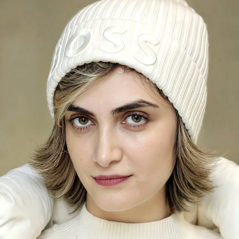 عکس | الناز ملک با مو‌های کوتاه و تیپ زمستانی دل هوادارانش را به دست آورد!