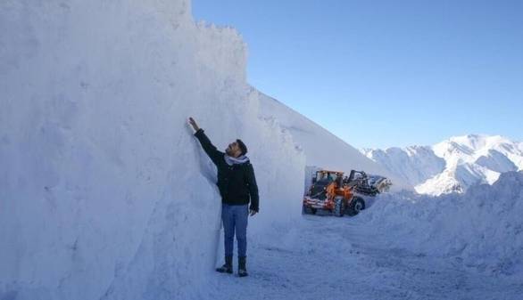 عکس | ارتفاع برف در رشت از دو متر رد شد عکس | ارتفاع برف در رشت از دو متر رد شد