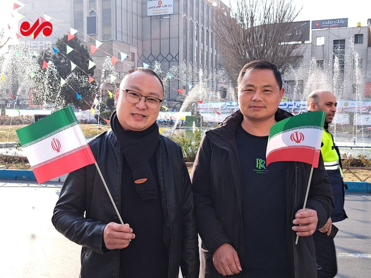 عکس | حضور چینی‌ها با پرچم ایران در راهپیمایی ۲۲ بهمن!