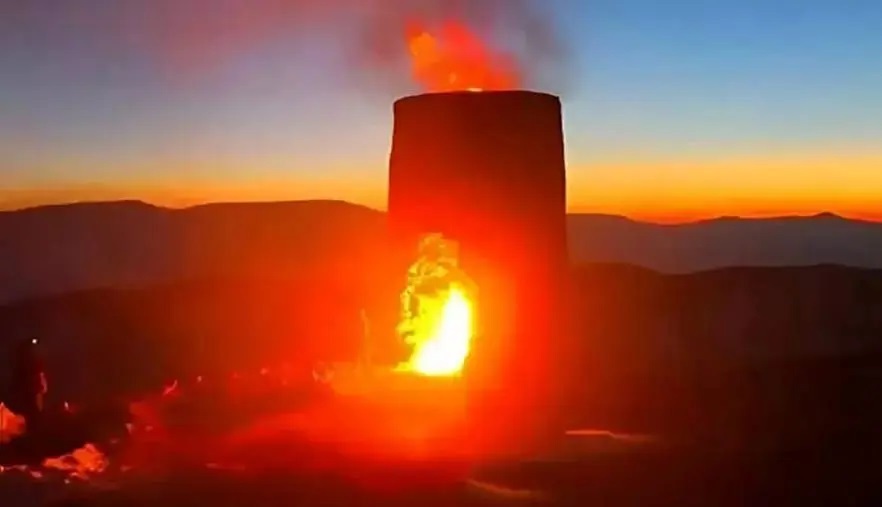 عکس | قلعه ۱۵۰۰ساله املش توسط یک بلاگر معروف به آتش کشیده شد!