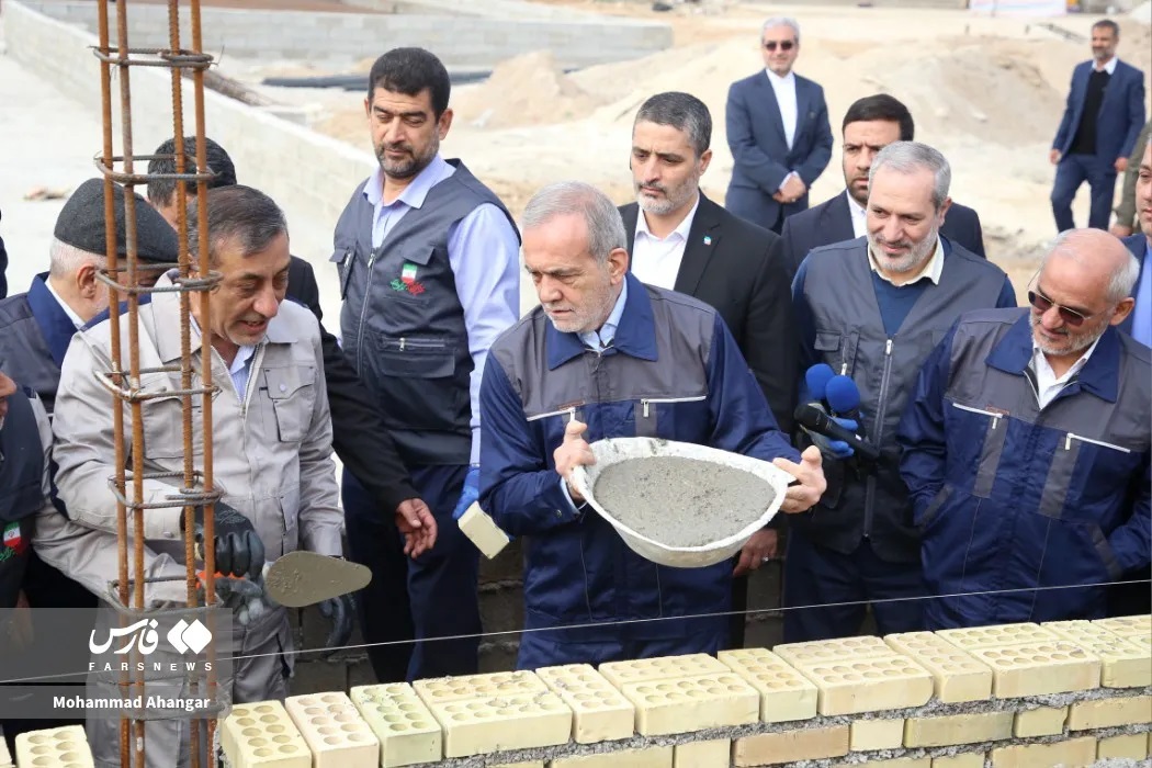 عکس | حرکت جالب پزشکیان؛ لباس کارگری پوشید و بیل به دست گرفت! عکس | حرکت جالب پزشکیان؛ لباس کارگری پوشید و بیل به دست گرفت!