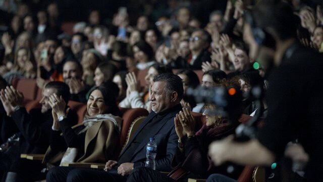 عکس | سنگ تمام مردم برای علی دایی وسط کنسرت موسیقی!