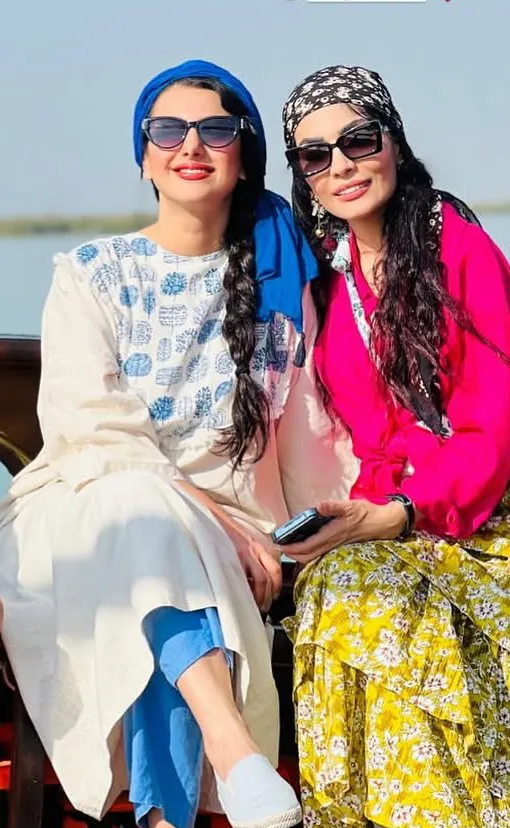 عکس | استایل جذاب و خیره کننده صحرا اسداللهی و جوانه دلشاد در سفر به قشم