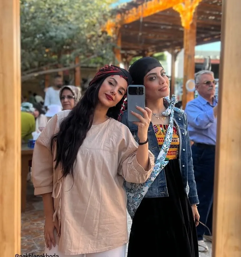 عکس | استایل جذاب و خیره کننده صحرا اسداللهی و جوانه دلشاد در سفر به قشم