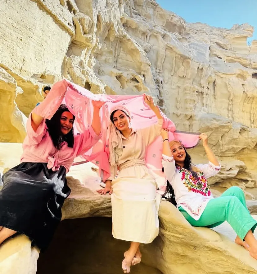 عکس | استایل جذاب و خیره کننده صحرا اسداللهی و جوانه دلشاد در سفر به قشم