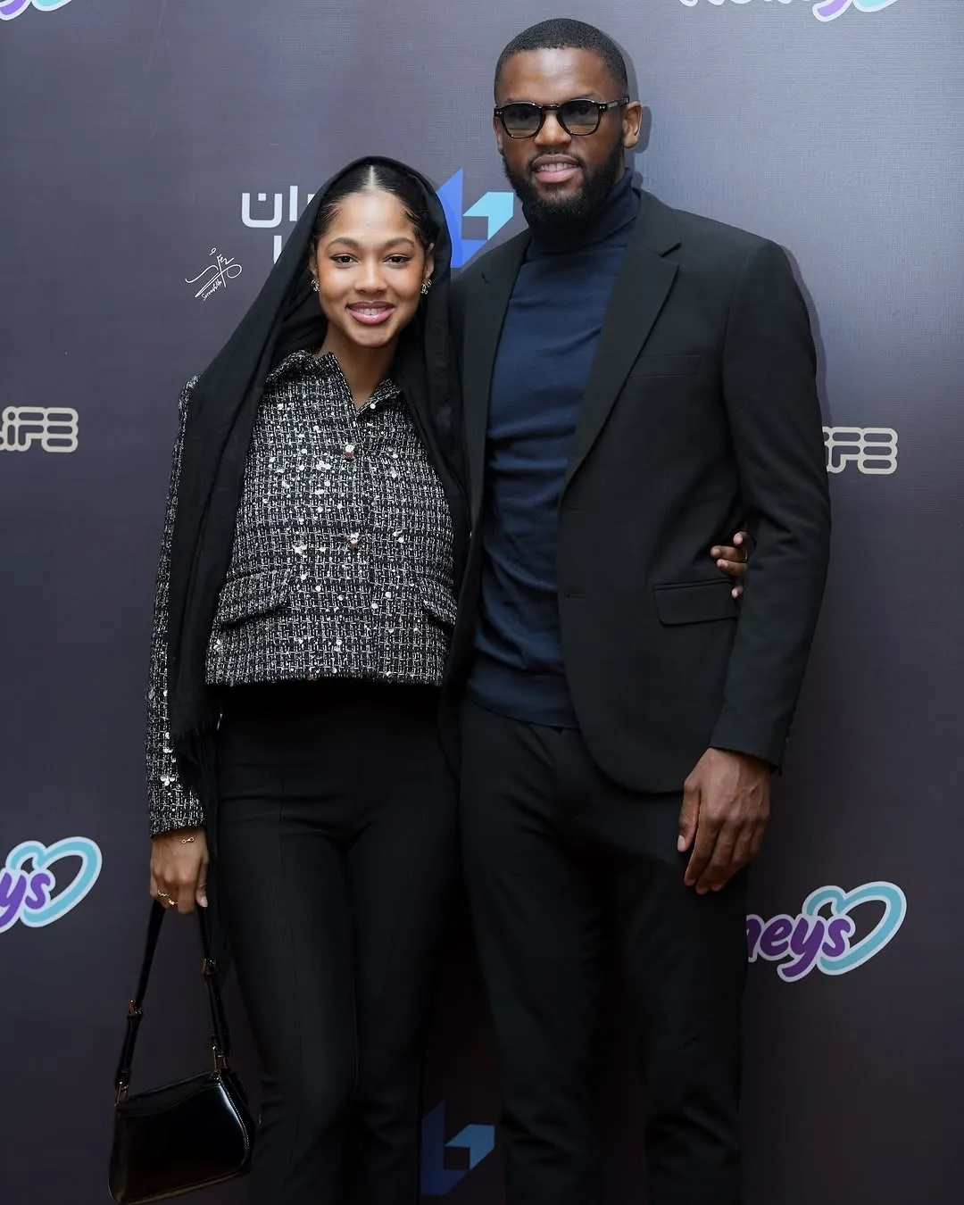 عکس | کوین یامگا، بازیکن محبوب هواداران استقلال به همراه همسرش در یک مراسم رسمی!