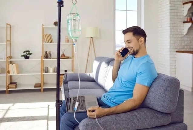 مقایسه سرم تراپی در منزل و بیمارستان؛ کدام گزینه برای بیماران مناسبتر است؟ مقایسه سرم تراپی در منزل و بیمارستان؛ کدام گزینه برای بیماران مناسبتر است؟