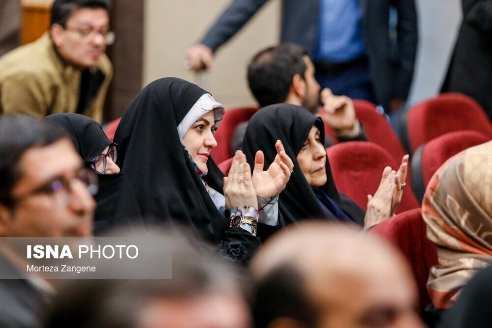 عکس | سنت شکنی دختر پزشکیان در یک مراسم خبر ساز شد عکس | سنت شکنی دختر پزشکیان در یک مراسم خبر ساز شد