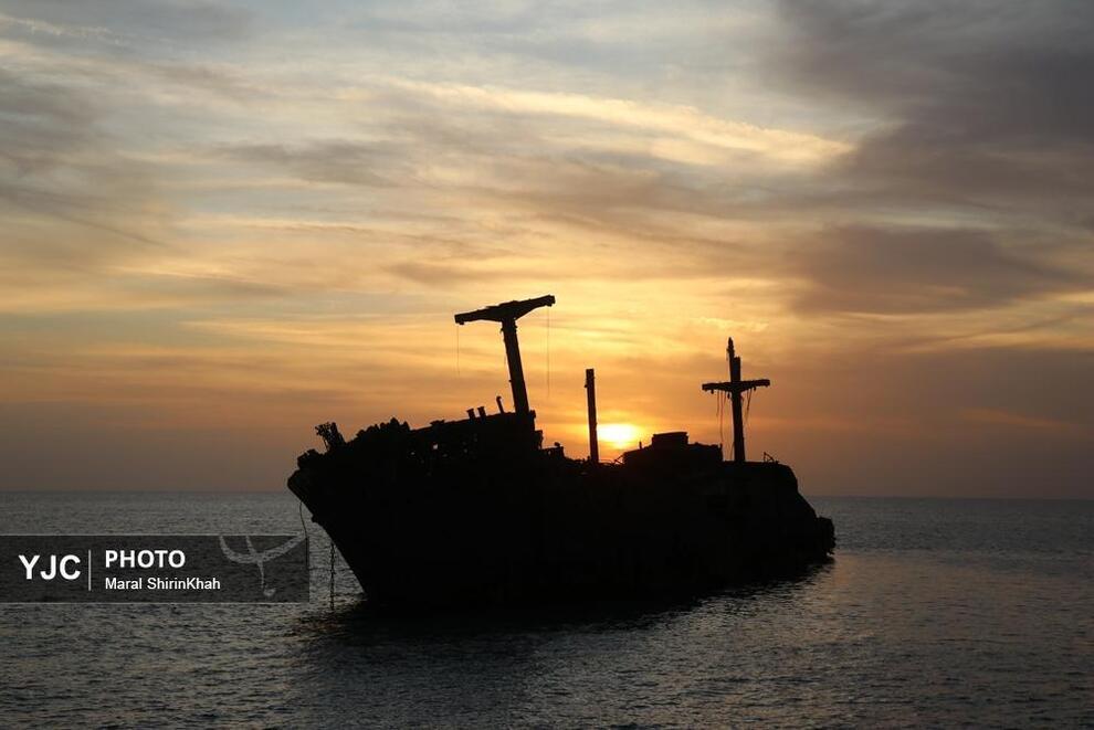 عکس کشتی یونانی در آستانه نابودی کامل!