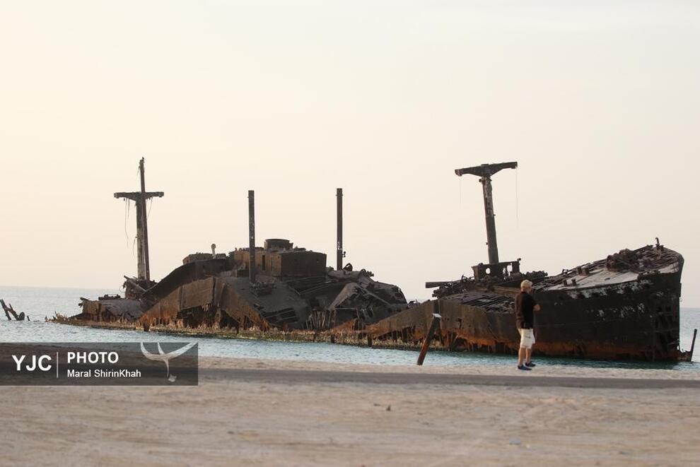 عکس کشتی یونانی در آستانه نابودی کامل!