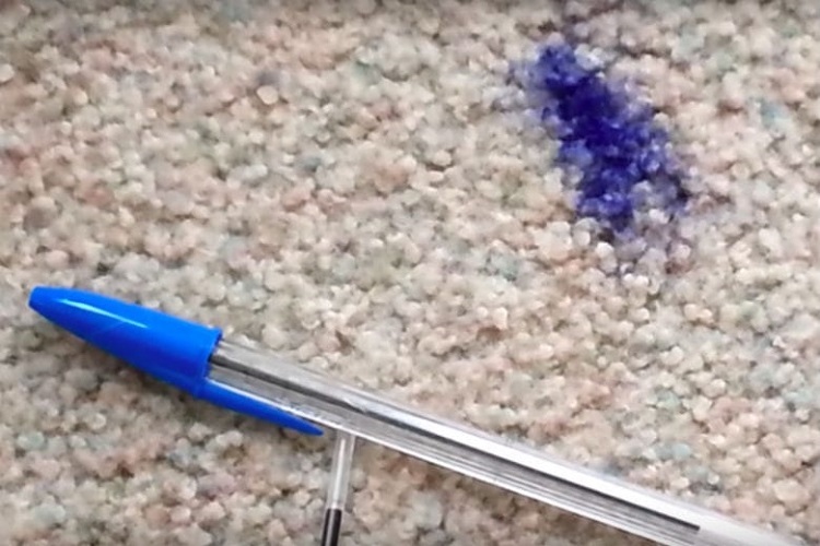 با این ۱۲ روش از شر لکههای فرش خلاص شوید | راهنمای جامع برای از بین بردن هر نوع لکه با این ۱۲ روش از شر لکههای فرش خلاص شوید | راهنمای جامع برای از بین بردن هر نوع لکه