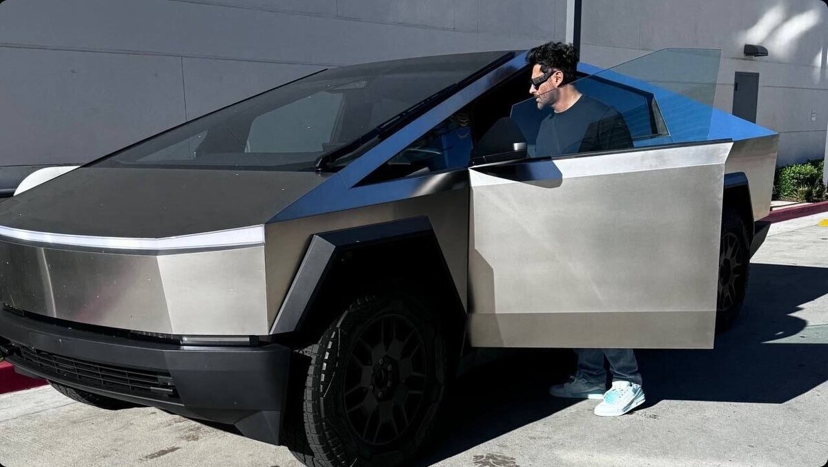 عکس | سلفی محمدرضا گلزار با تسلای میلیاردی‌اش