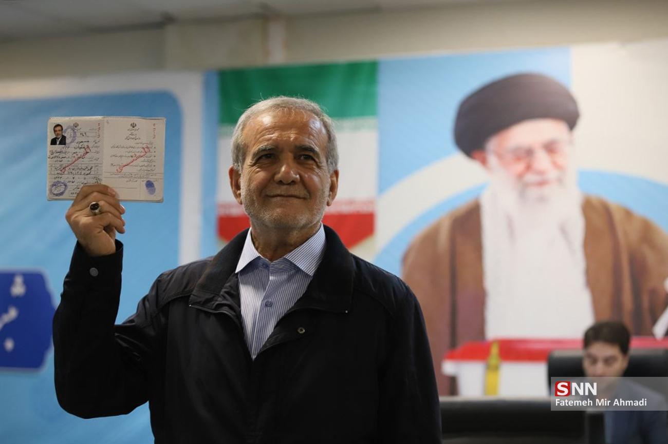 عکس | مسعود پزشکان با دخترش به ستاد انتخابات آمد!