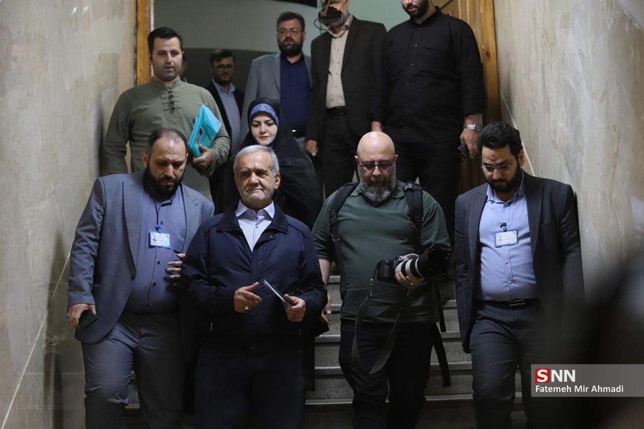 عکس | مسعود پزشکان با دخترش به ستاد انتخابات آمد!