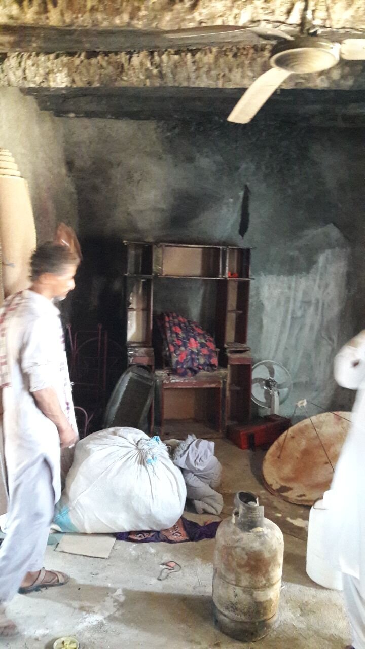 آتش‌سوزی دردسرساز زنجیره‌ای در یک روستا در سیستان و بلوچستان | اهالی روستا: کار اجنه است + عکس