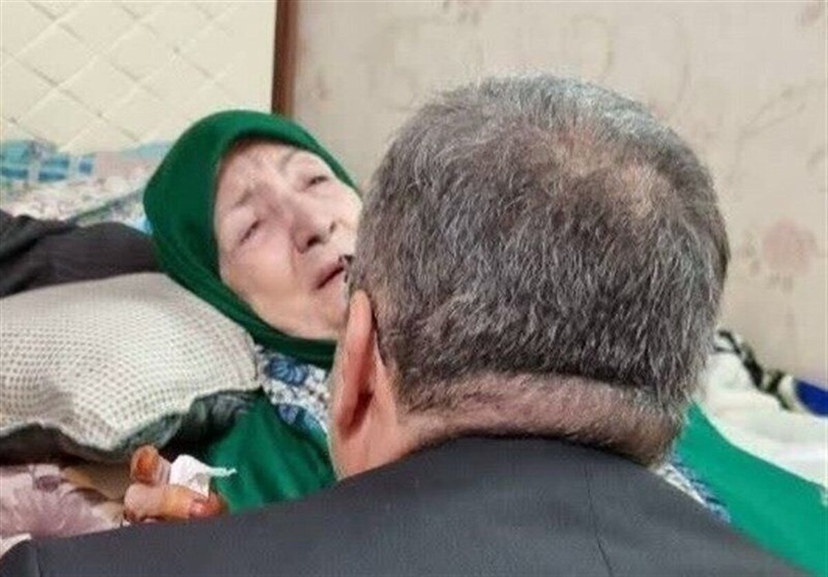 تصویر اندوهناک مادر رییس‌جمهور همراه با شهردار مشهد