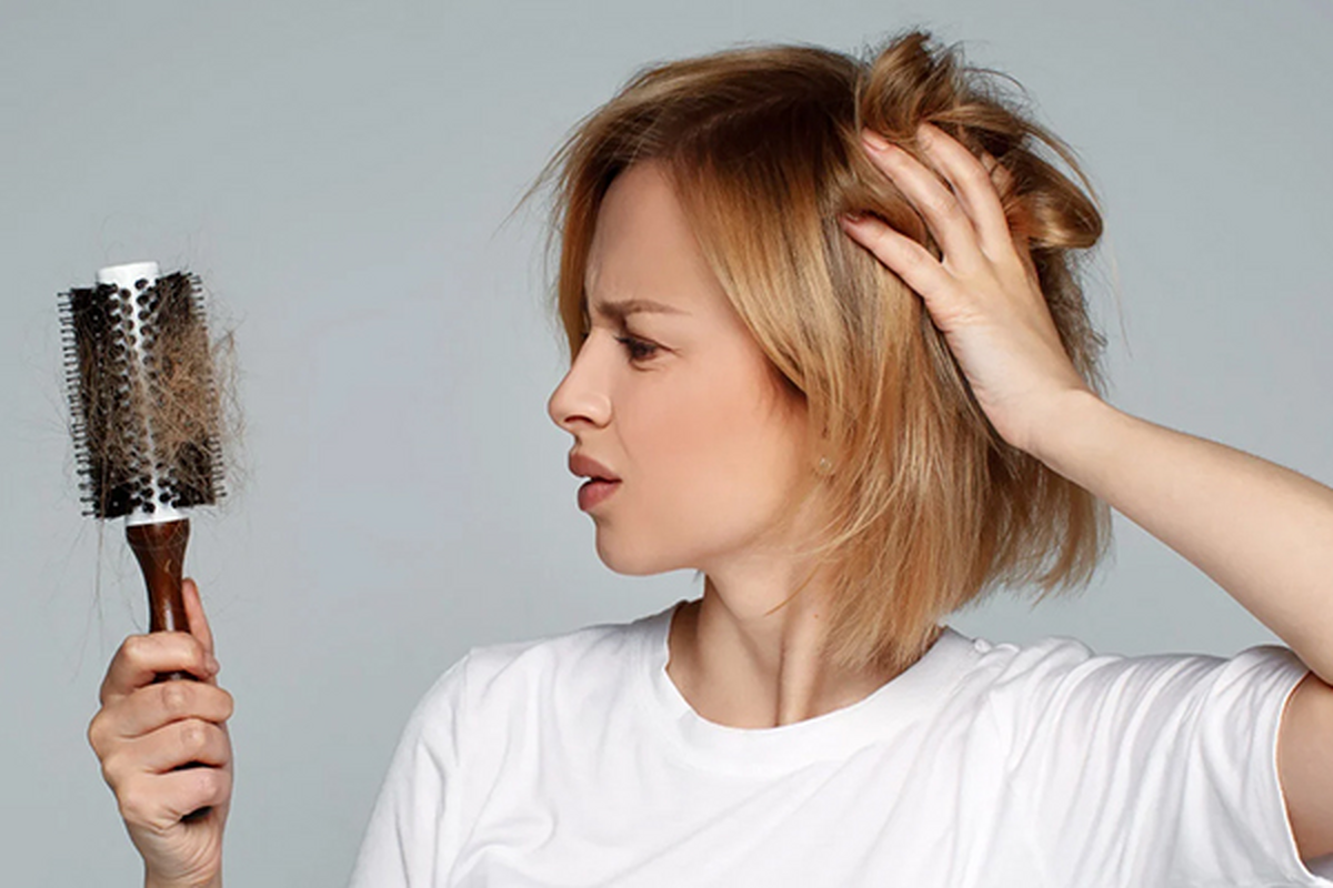 چه عواملی باعث ریزش مو در زنان می‌شود ؟