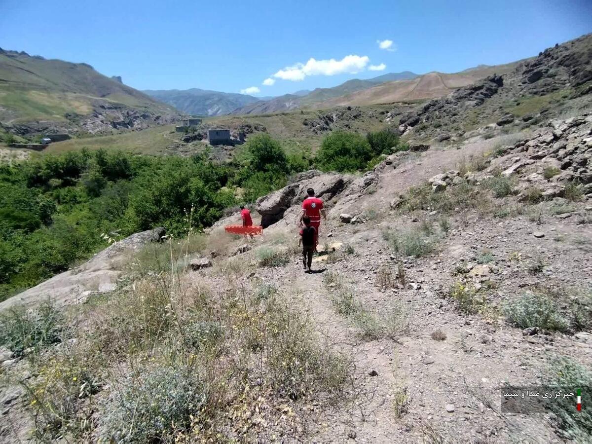 پیکر بی‌جان دختر نوجوان درحالی‌که روی یک پله نشسته بود کشف شد | ماجرای وحشتناک دختر چه بود؟