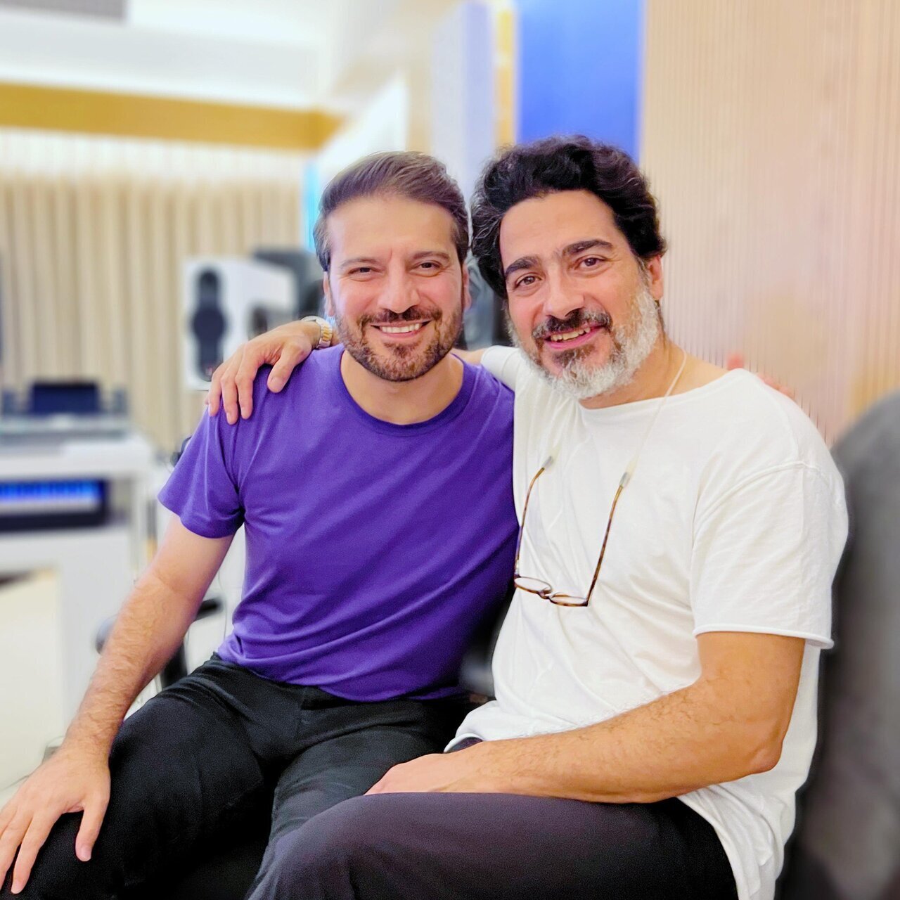 عکس | همایون شجریان در آغوش خواننده بریتانیایی!