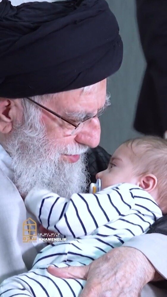 عکس | کوچک‌ترین نوه آیت‌الله رئیسی در آغوش رهبر انقلاب