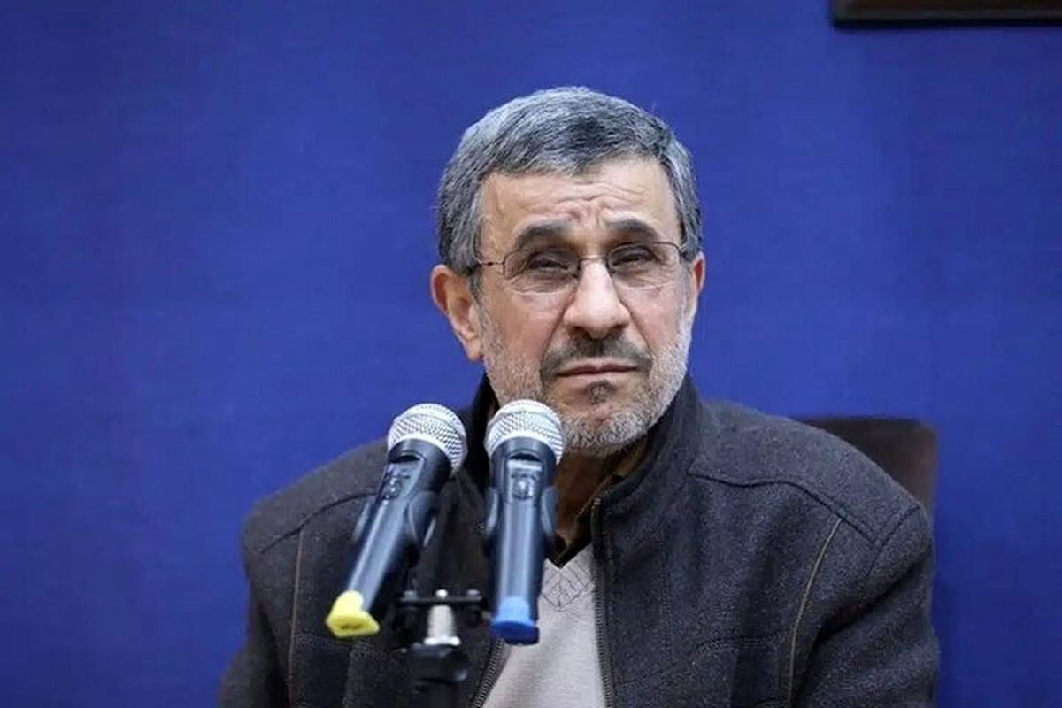 حضور محمود احمدی‌نژاد با لباس حاشیه ساز در بیت رهبری + عکس