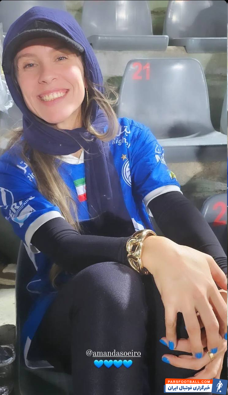 عکس | همسر ستاره استقلال در ورزشگاه آزادی