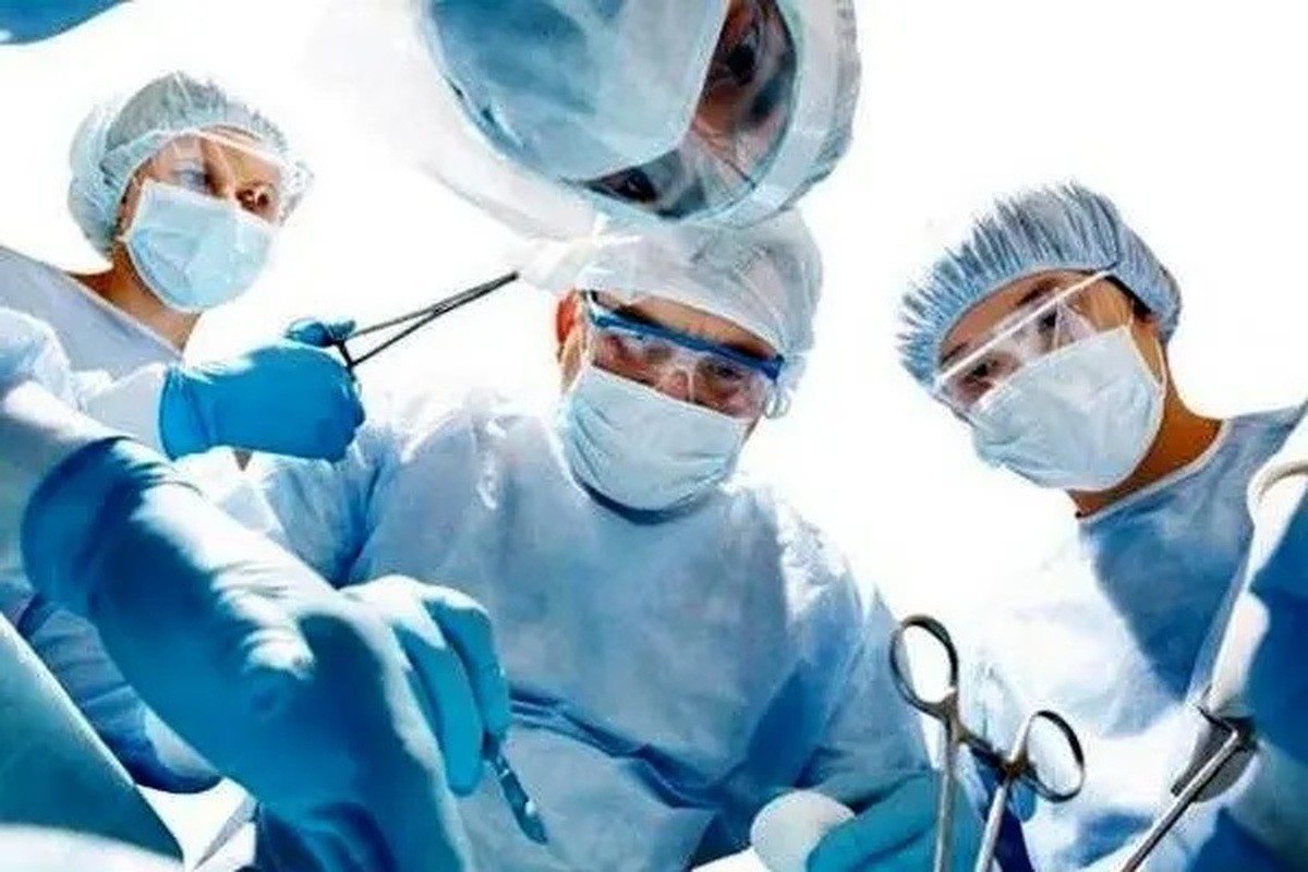عکس | تومور ۱۱ کیلویی از شکم یک زن خارج شد!