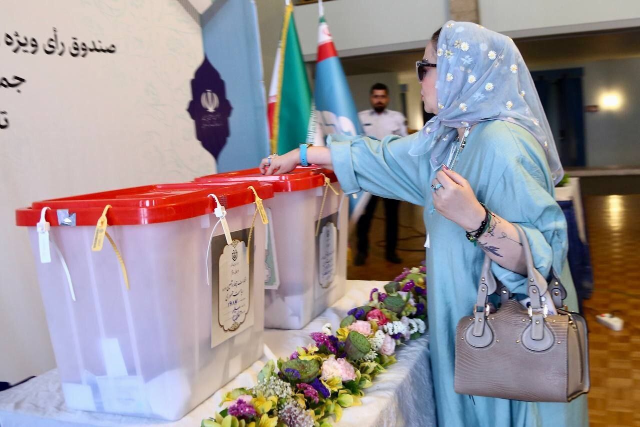 عکس | بهاره رهنما با این استایل به پای صندوق رای رفت! عکس | بهاره رهنما با این استایل به پای صندوق رای رفت!